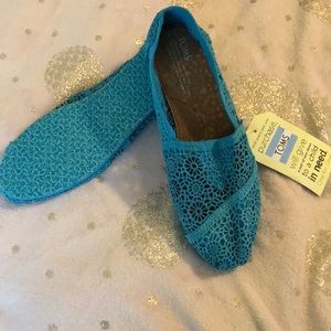 Womens Size 8 blue Toms